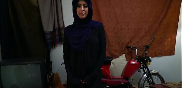  Hijab wearing arab blowing dick